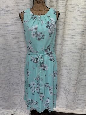 R&K Mint Green Floral Midi Dress with Tie Waist
Size 12